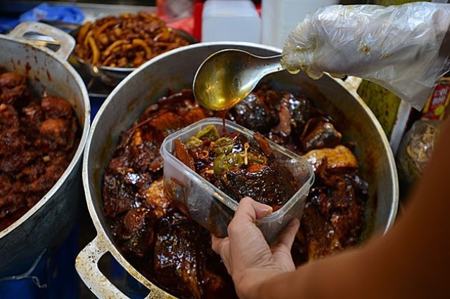 Món cá trắm kho cà thành phẩm được bán tại ngõ Cầu Gỗ (quận Hoàn Kiếm, Hà Nội).